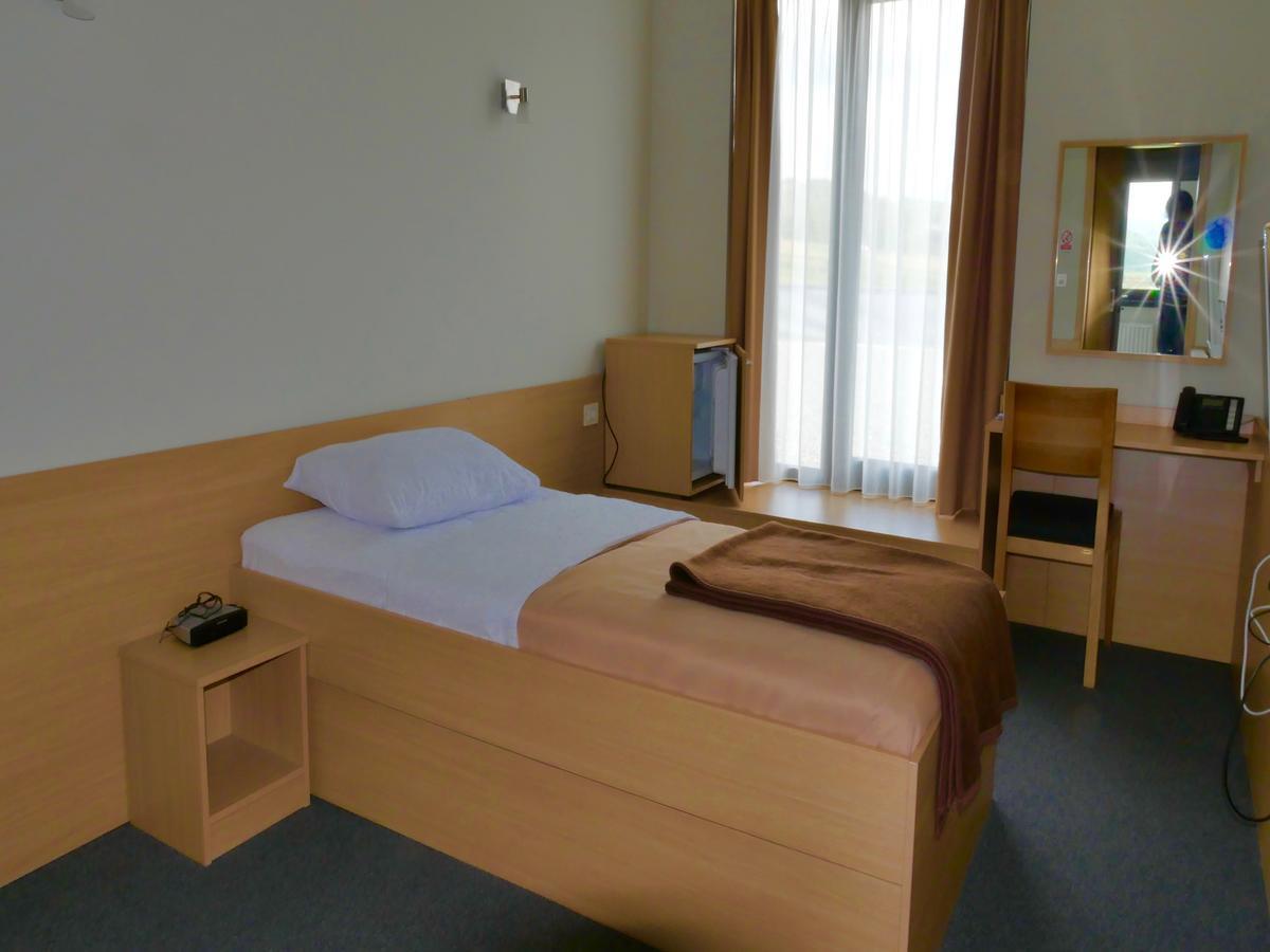 Hotel Lika Jug Brinje Exteriör bild